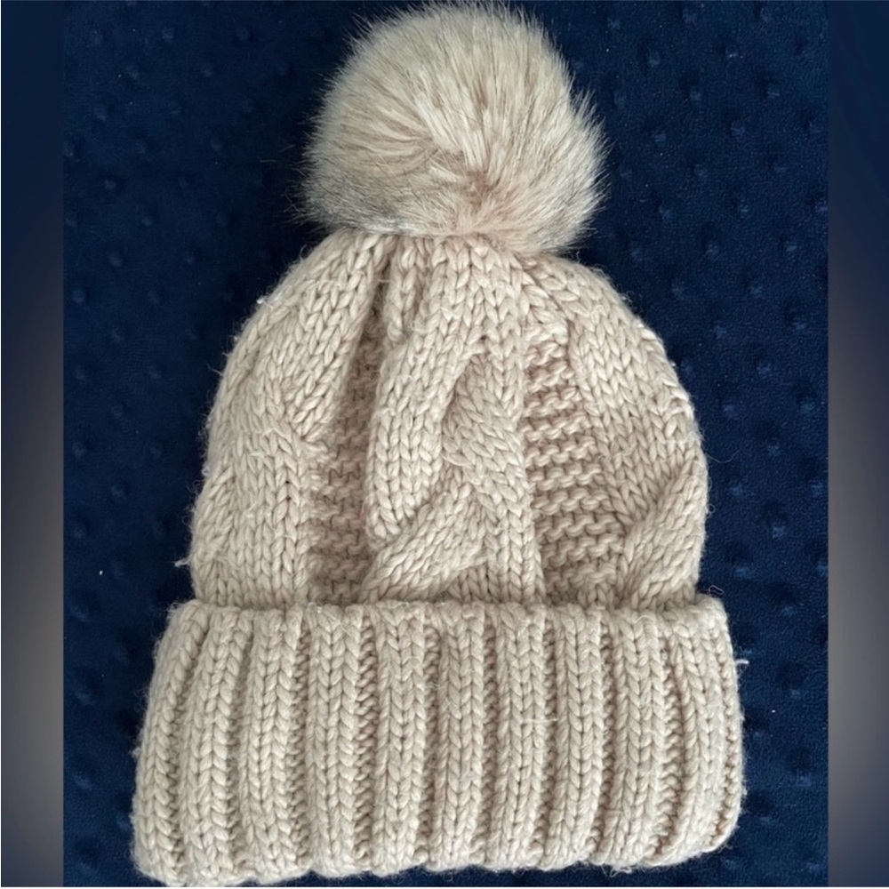 H&M Women's Knit Beanie With Faux Fur PomPom